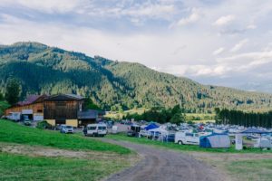 Blick auf den Campingplatz von Camping PINK am Birkmoarhof, hinter dem Hof
