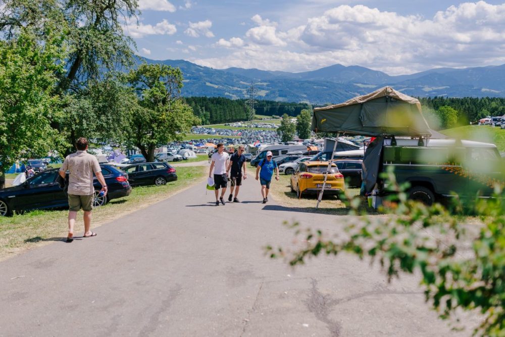 Straße bei Birkmoar zeigt Menschen und Stellplätze