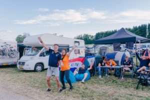 Campingplatz mit Gästen beim Feiern