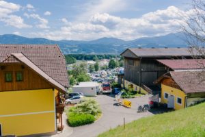 Hofgelände von Camping PINK am Birkmoarhof mit Blick auf den Campingplatz