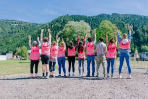 Camping PINK personeel reiken hun handen naar de hemel