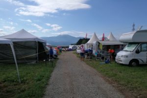 Camper con tende e strada