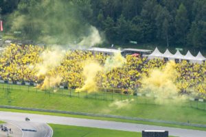 Tribune bij MotoGP toont Valentino Rossi fans